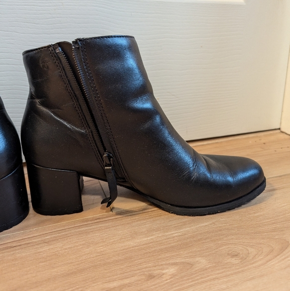 Almost New Naturalizer Bay Weatherproof Bootie Black size Women's 8W - Picture 2 of 9